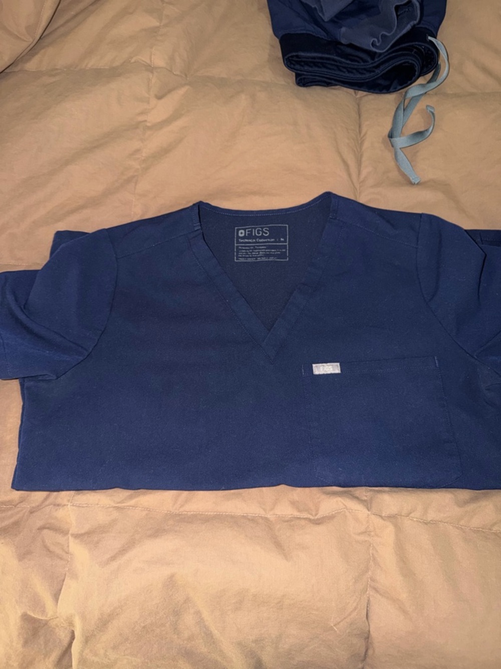 Figs women’s Navy Short Sleeve V-Neck Scrub Top - Picture 4 of 4